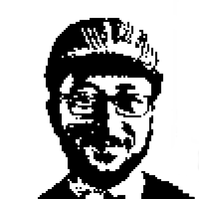 Retrato em preto e branco em estilo pixel-art, mostrando um rosto sorridente com óculos e boina.